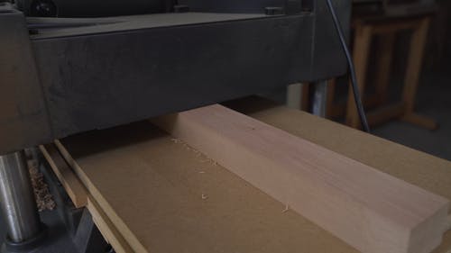 用重型机器刨光木材 · 免费素材视频