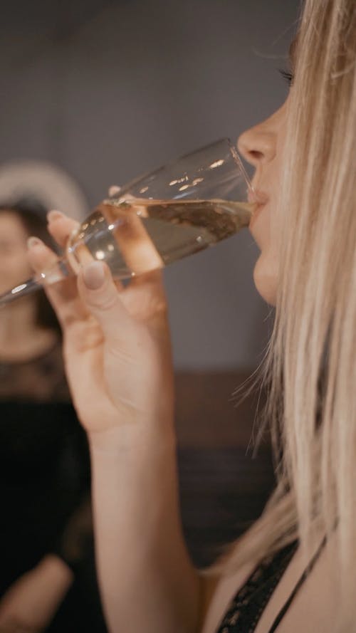 有关喝, 垂直视频, 女人的免费素材视频