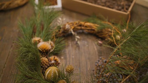 有关（顶部有小羊毛球的）羊毛帽子, 人, 圣诞花环的免费素材视频