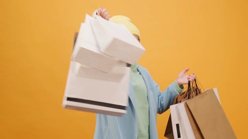 一个女人疯狂购物 · 免费素材视频