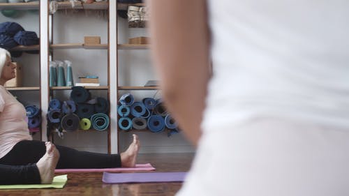 练瑜伽的妇女群体 · 免费素材视频