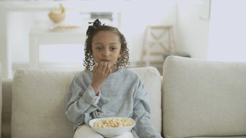 有关儿童, 吃, 坐的免费素材视频