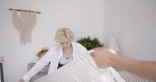 有关一对, 一起, 室内的免费素材视频