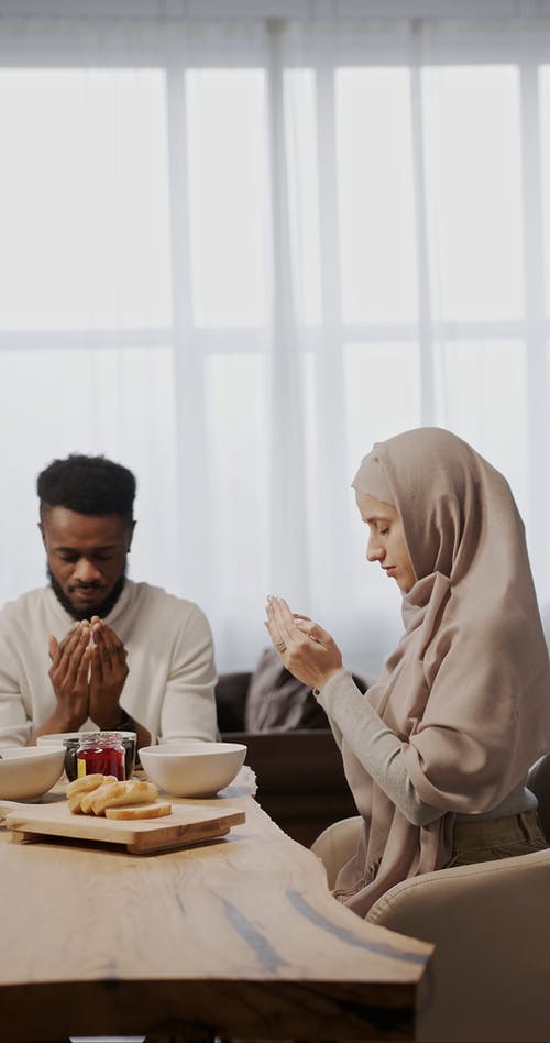 有关人, 坐, 垂直视频的免费素材视频