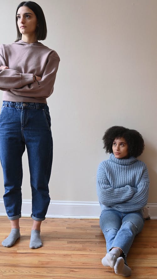 有关一对, 地板, 坐的免费素材视频