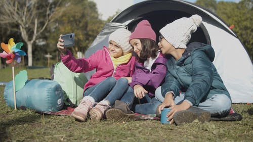 有关一起, 坐, 帐篷的免费素材视频