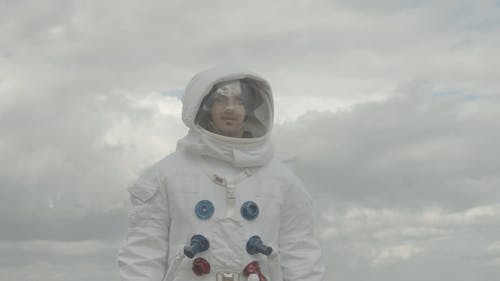多云的天空下的宇航员 · 免费素材视频