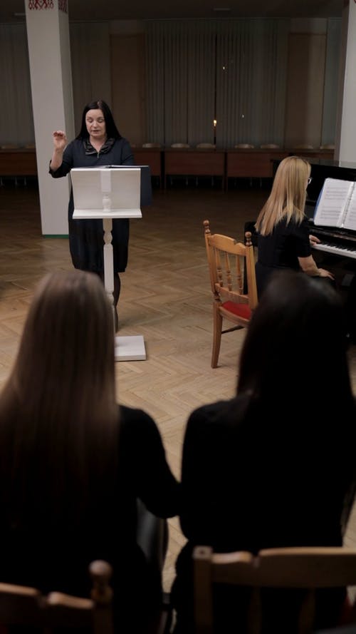 有关唱诗班, 坐, 垂直视频的免费素材视频