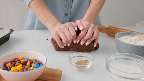 用手揉捏巧克力面团 · 免费素材视频