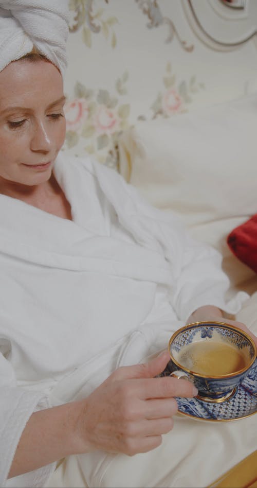 有关中年, 光鲜亮丽, 垂直视频的免费素材视频