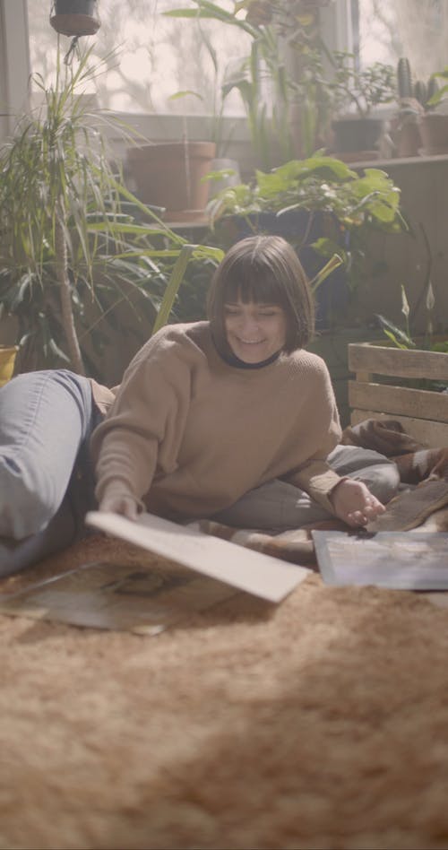 有关在地上, 垂直视频, 女人的免费素材视频