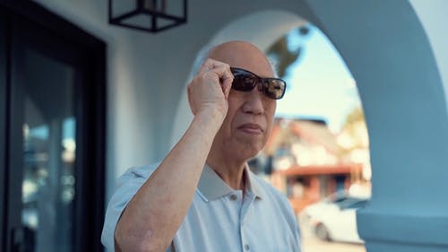 一名戴着墨镜的老人 · 免费素材视频