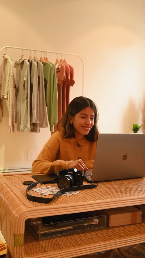 有关MacBook, 享受, 垂直视频的免费素材视频