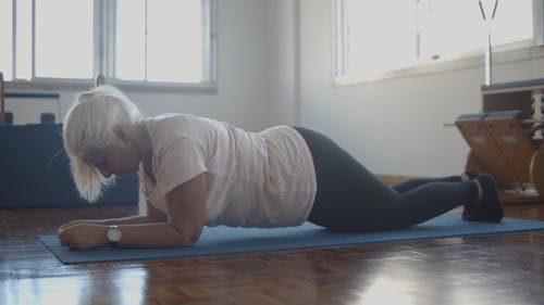 有关健身, 女人, 瑜伽垫的免费素材视频