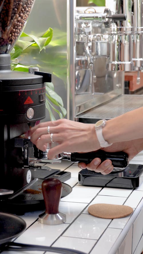有关咖啡屋, 咖啡师, 咖啡磨豆机的免费素材视频