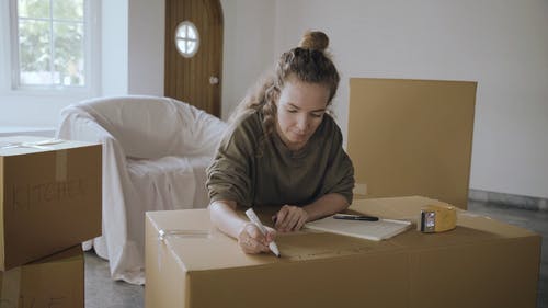 有关女人, 写作, 搬出去的免费素材视频