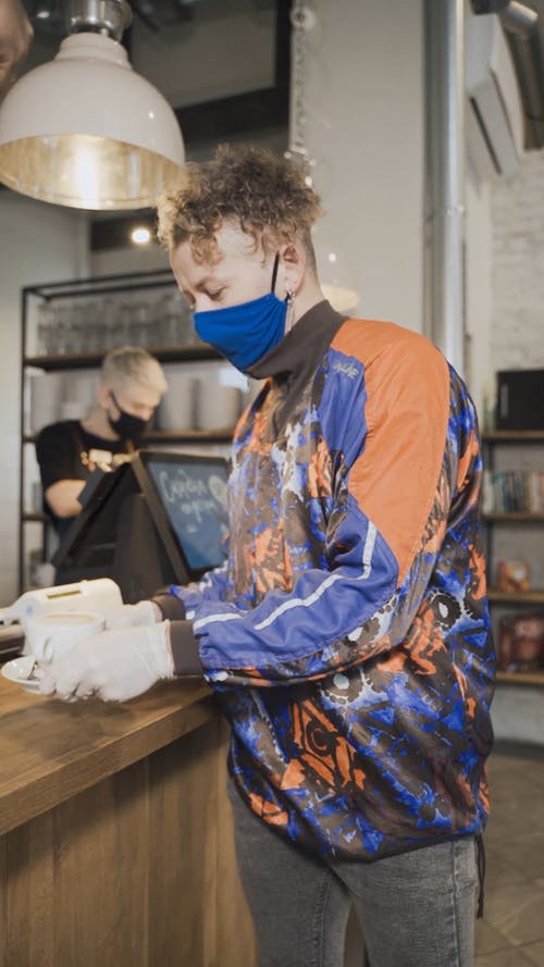 有关covid-19, 一杯咖啡, 人的免费素材视频