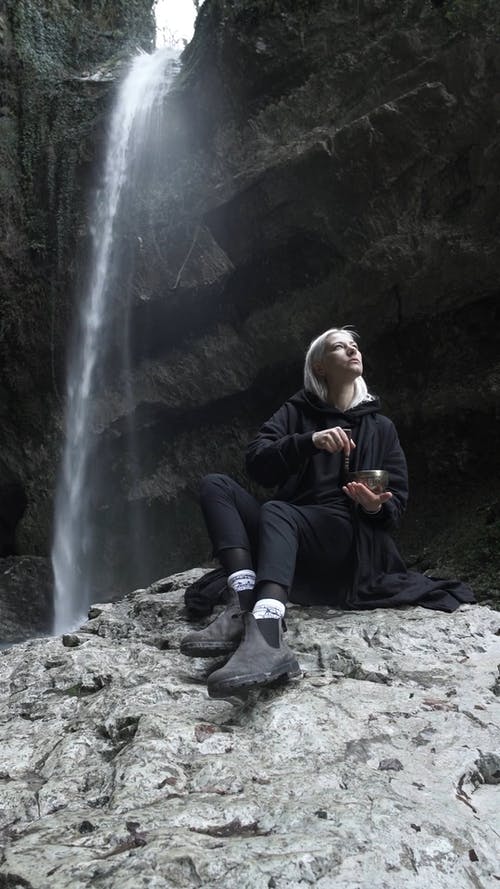 有关冥想, 坐, 垂直视频的免费素材视频