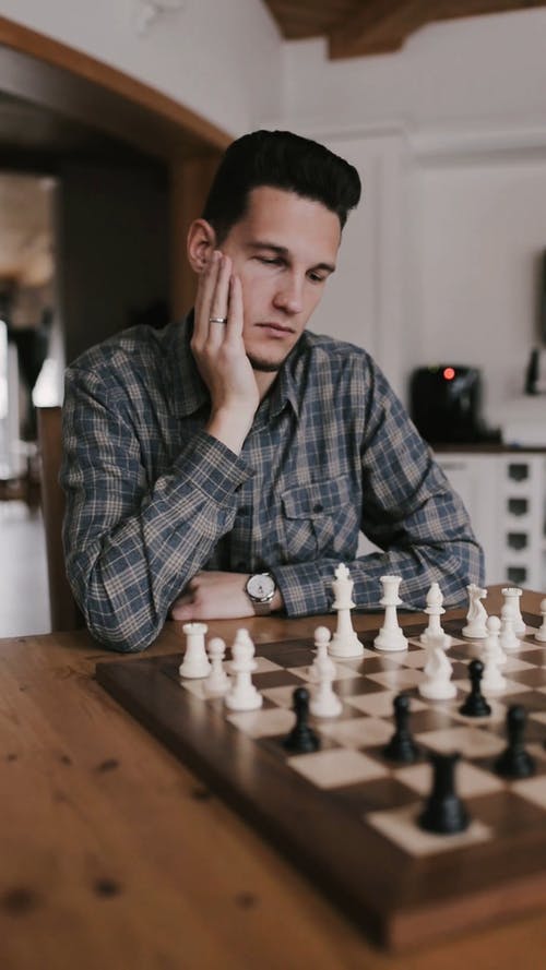 有关人, 国际象棋车, 坐的免费素材视频