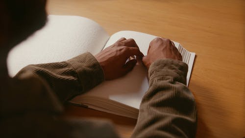 有关坐, 失明, 室内的免费素材视频