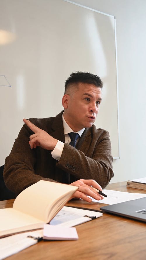 有关人, 呈现, 坐的免费素材视频