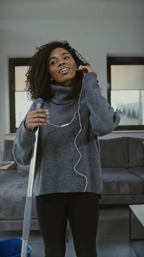 有关Throw Pillows, 听音乐, 唱歌的免费素材视频