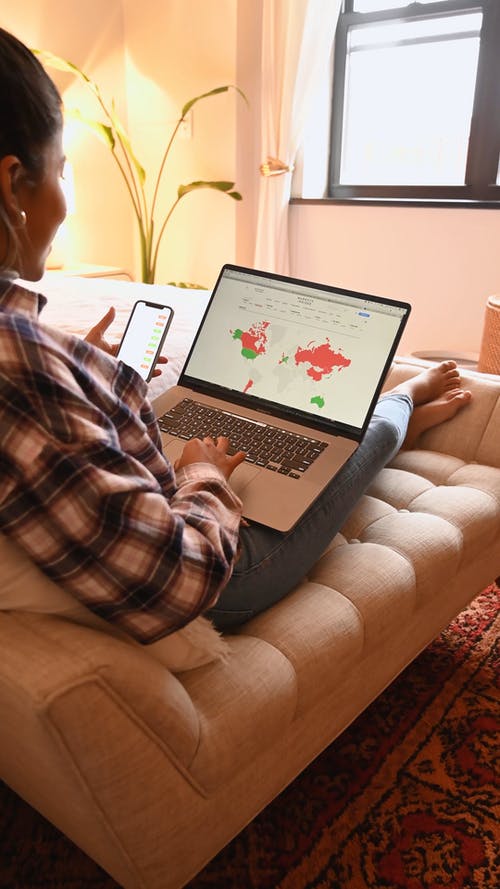 有关交叉的双腿, 可携式, 坐的免费素材视频