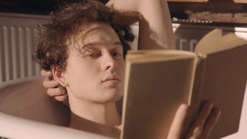 有关人, 寒意, 握住的免费素材视频