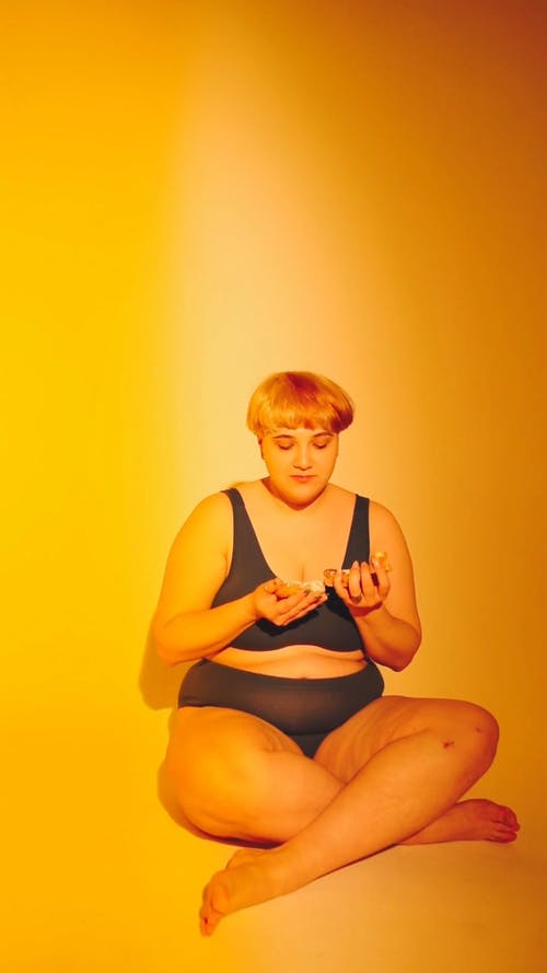 有关内衣, 吃, 坐的免费素材视频