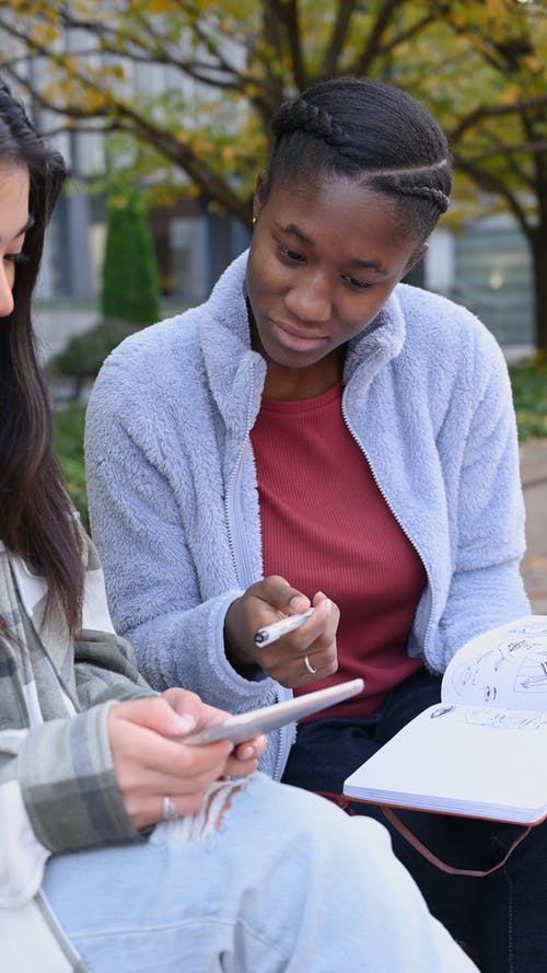 有关图书, 坐, 垂直视频的免费素材视频