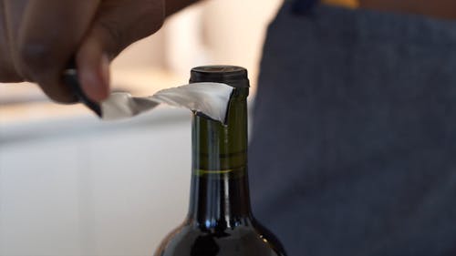 人打开酒瓶的特写视图 · 免费素材视频