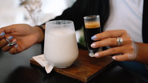 在牛奶中混合纯混合咖啡 · 免费素材视频