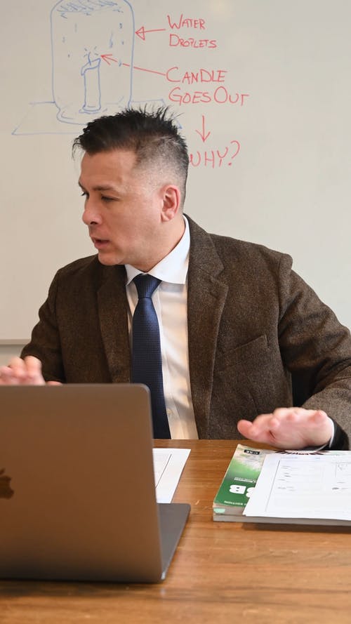 有关3C用品, 人, 垂直视频的免费素材视频