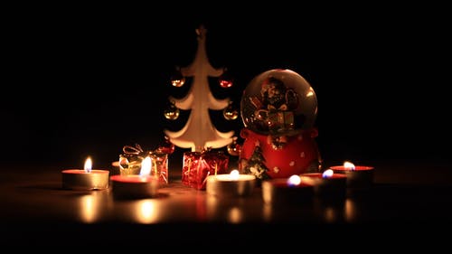 有关圣诞季节, 点燃的蜡烛, 耶誔装饰品的免费素材视频