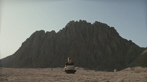 有关一台电脑, 一直保持联系, 可携式的免费素材视频