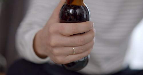有关人, 啤酒, 啤酒瓶的免费素材视频