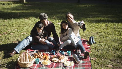 有关快乐家庭, 户外, 用手指指的免费素材视频