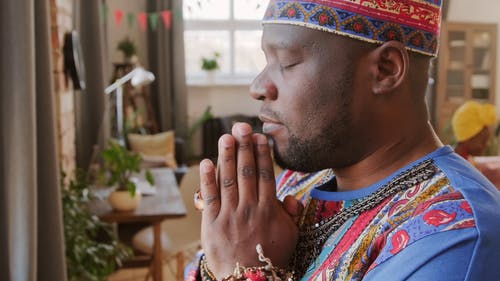 人祈祷的特写视频 · 免费素材视频