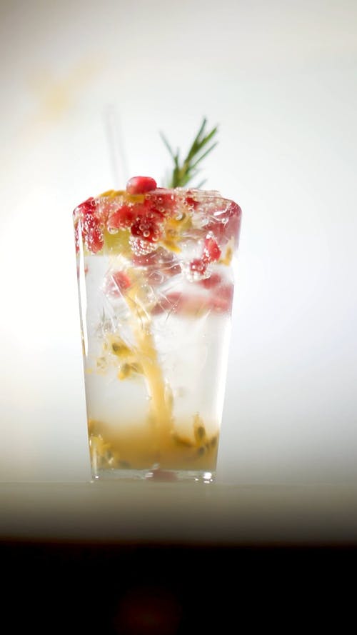 有关倾注, 垂直视频, 天气好的免费素材视频