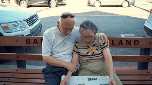 一对老年夫妇，读报纸 · 免费素材视频