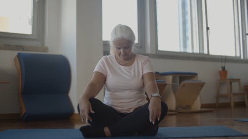 有关伸展, 修剪指甲, 健康的免费素材视频