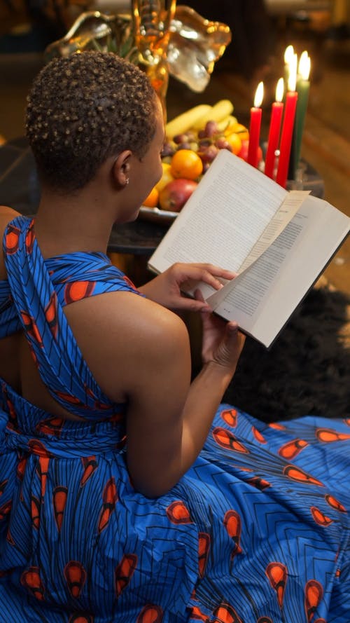 一个女人读一本书 · 免费素材视频