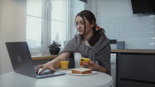 有关三明治, 坐, 多任务处理的免费素材视频