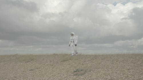 在茫茫人海中的宇航员服装的人 · 免费素材视频