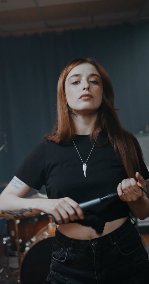 有关严肃, 垂直视频, 女人的免费素材视频