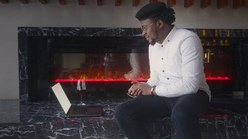 有关＃室内, 互联网, 休闲装的免费素材视频