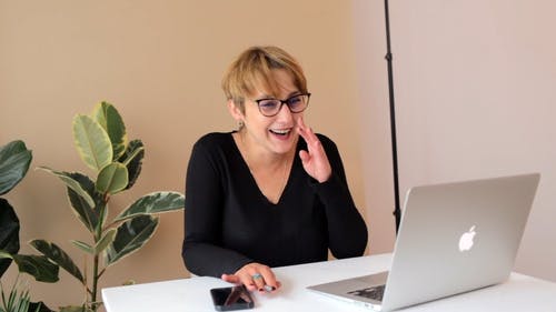 有关人, 在家工作, 大笑的免费素材视频