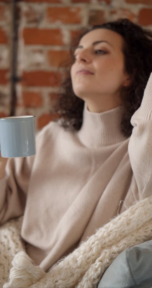 有关人, 呆在家里, 咖啡杯的免费素材视频