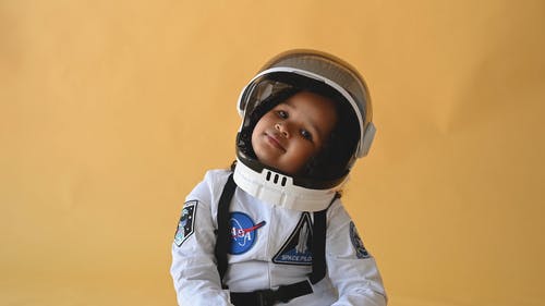一个小男孩穿的宇航员服装 · 免费素材视频
