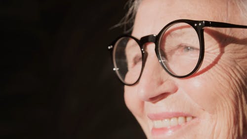 有关60岁以上的女人, 侧面轮廓, 可携式的免费素材视频